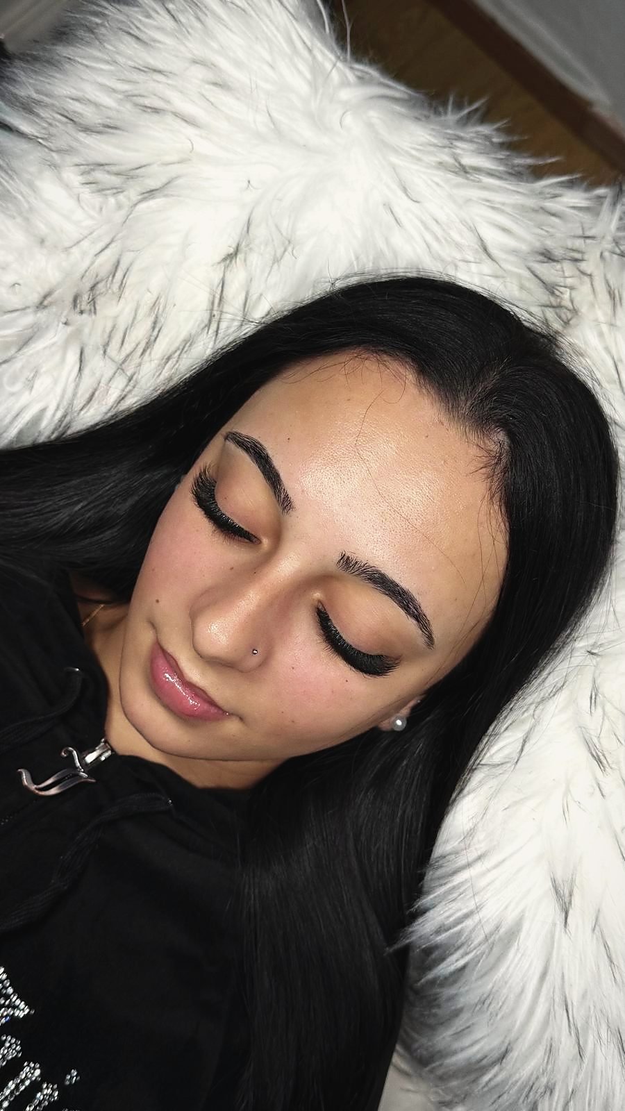 Cliente WSLASHES de olhos fechados, com as extensões em detalhe
